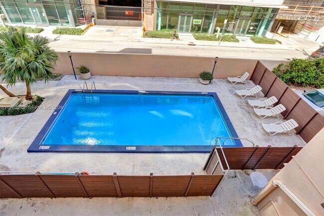 Building Photo - 505 NE 30th St