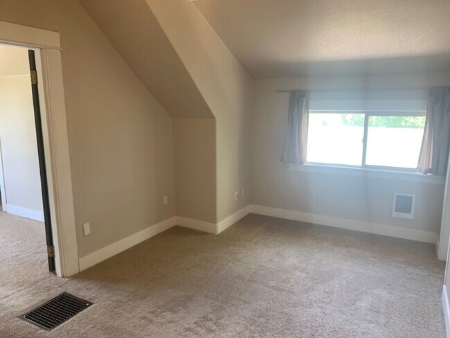 Building Photo - Spacious 3 bedroom home with two separate ...