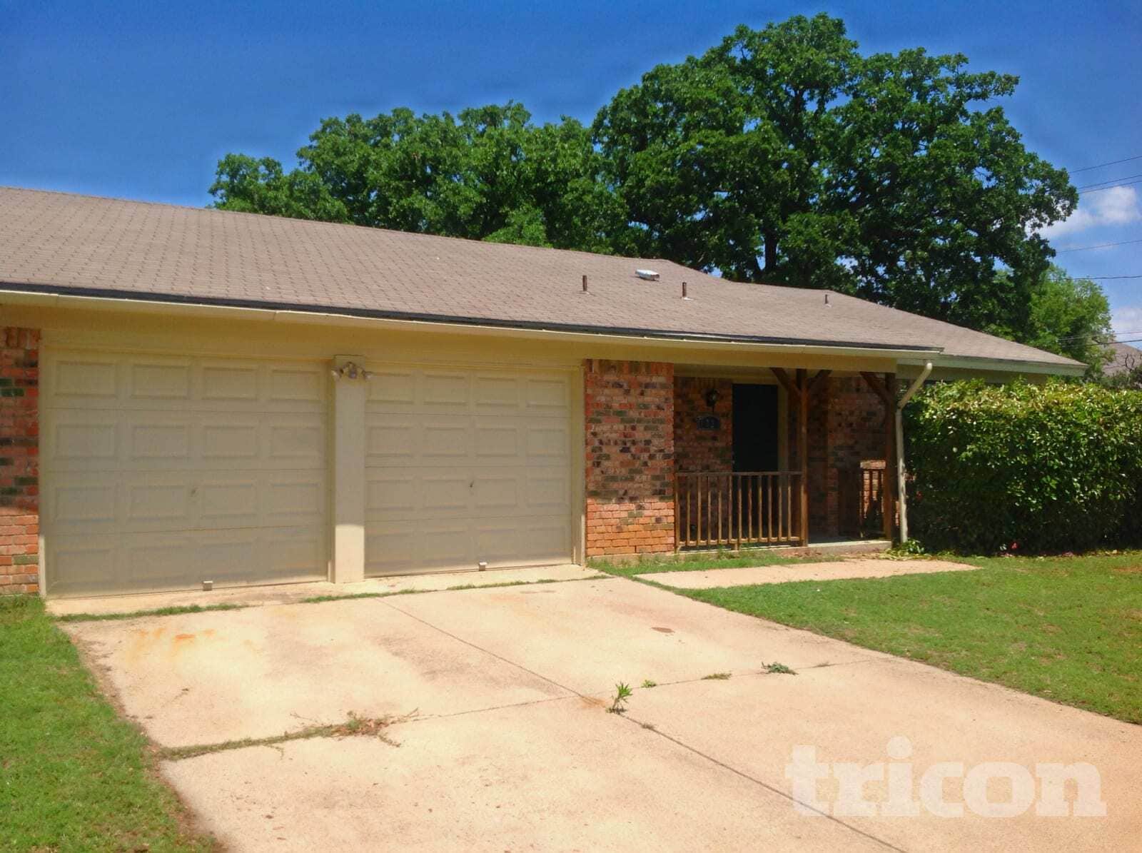 Building Photo - 1721 Oak Tree Dr