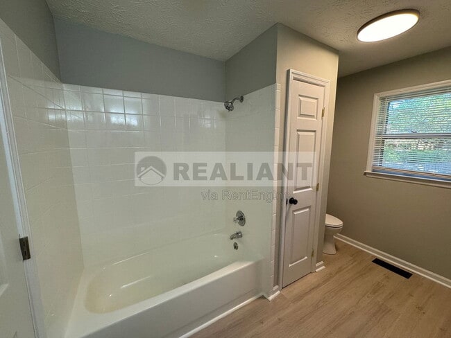 Building Photo - 105 Aster Pl