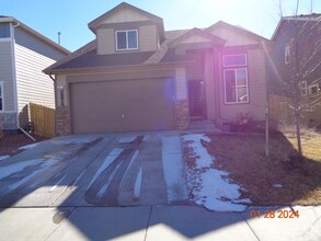Building Photo - Great neighborhood! with open space and wa...
