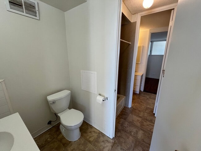 Building Photo - Woodrose (Honolulu) - Basic cable/electricity included!! 2 bedroom, 1.5 bathroom, 1 parking