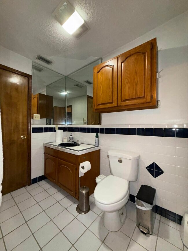 Building Photo - 3110 Jacaranda Dr