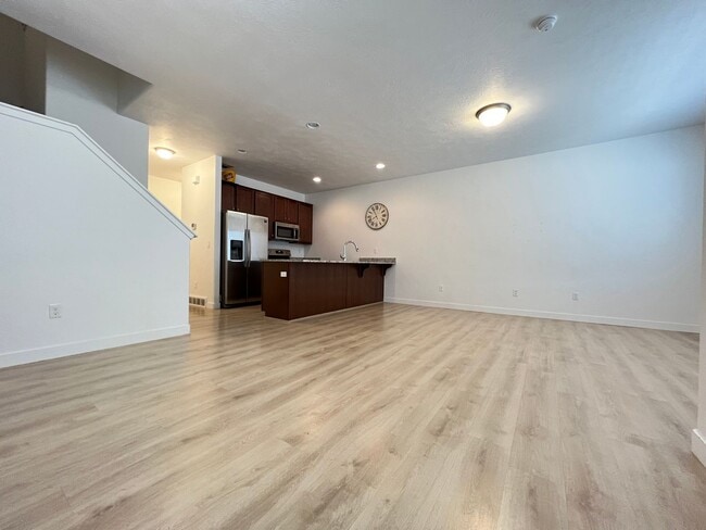 Building Photo - 3 Bedroom/2 Bathroom Townhome In Bluffdale