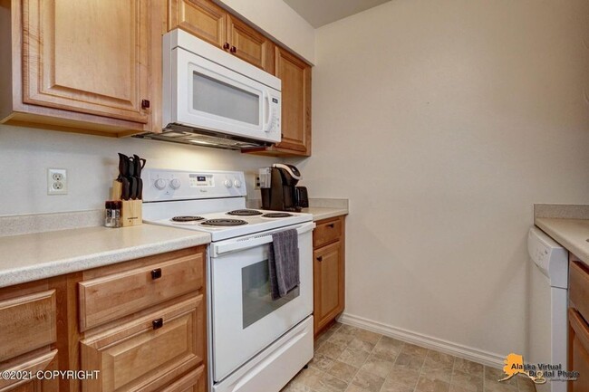 Building Photo - 3 Bedroom Unit w/ Garage in the U-MED Dist...