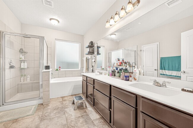 Building Photo - 20702 Sommerset Branch Ct