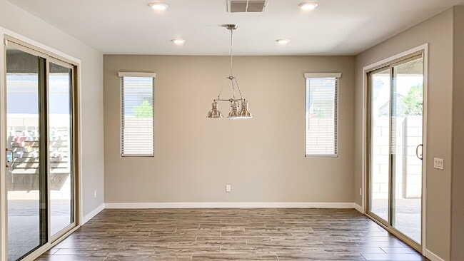 Building Photo - "Spacious 3-Bed, 3-Bath Mesa Retreat with ...