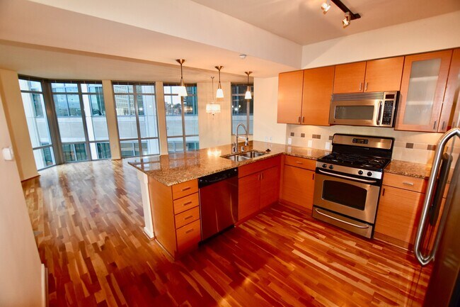 Primary Photo - Beautiful Downtown 2 Bedroom Condo - Spaci...