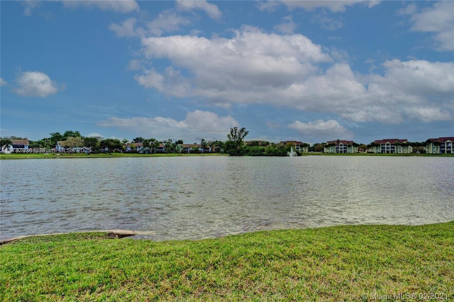 Building Photo - 2850 N Oakland Forest Dr