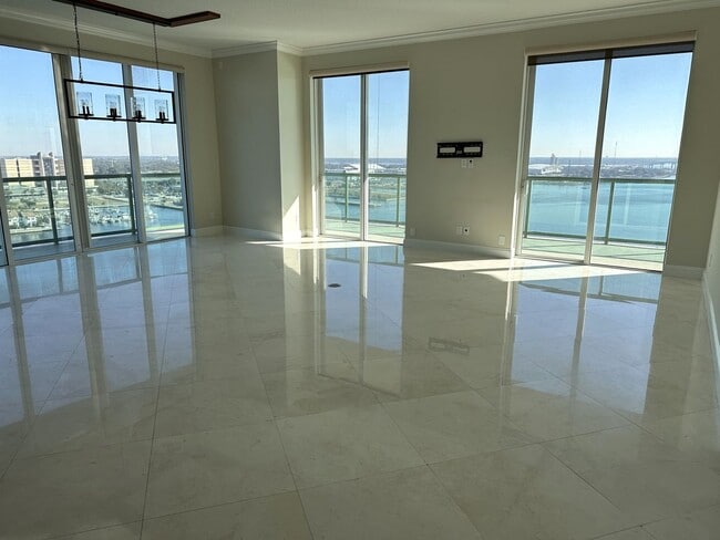 Building Photo - The Peninsula #1706