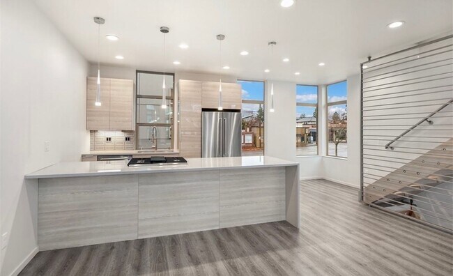 Building Photo - Sophisticated 3 Bedroom Townhome