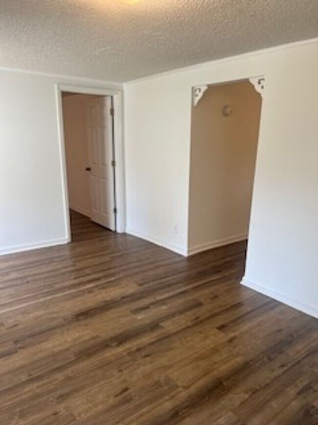 Building Photo - Charming Two Bedroom Home in Historic Morehead City Walking District with Dining Area and Living ...