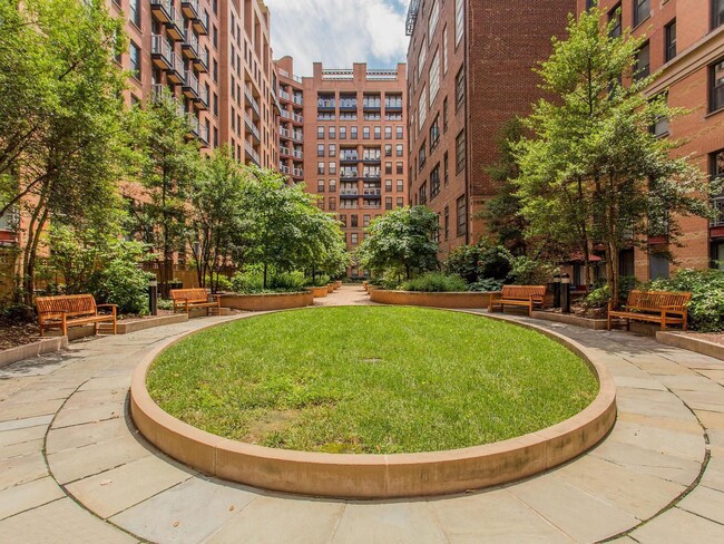 Building Photo - Cozy Studio Condo in Penn Quarter!