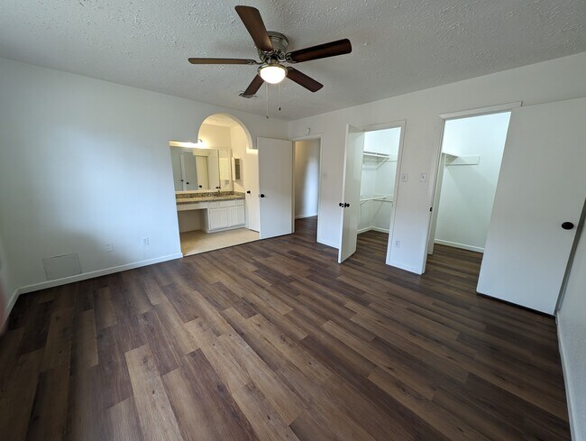 Building Photo - 16311 Thistleglen Drive