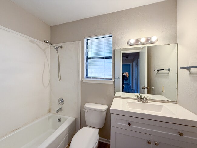 Building Photo - 607 Frostwood Dr