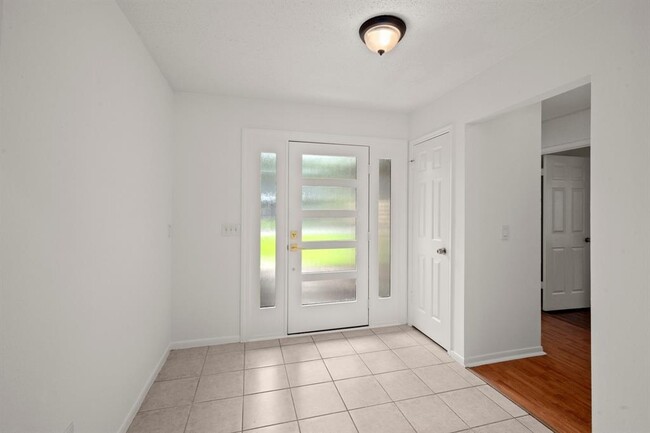 Building Photo - 6 E Stony Bridge Cir