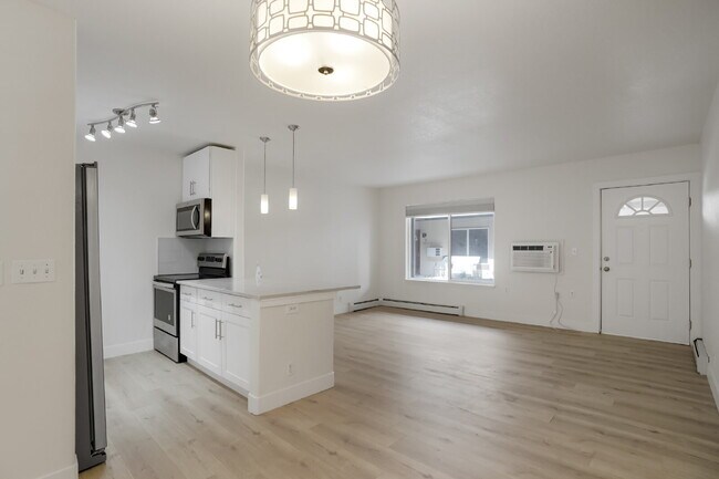 Building Photo - Updated Apartment in The Heart of Jefferson Park
