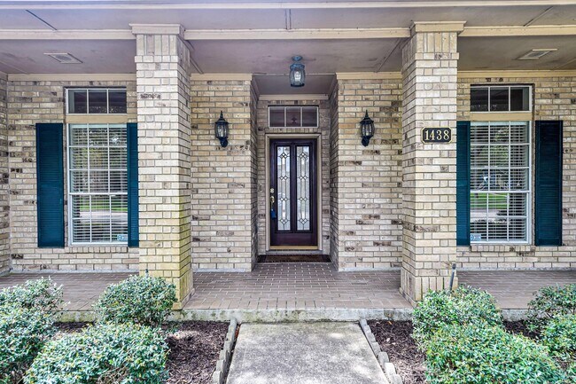 Building Photo - 1438 Crescent Green Dr
