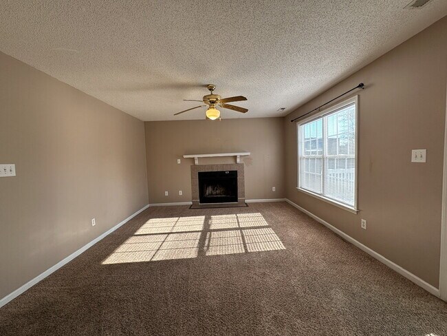 Building Photo - Great 4 Bedroom Home with Bonus Room In Country Club Estates-1112 Westmoreland Dr.