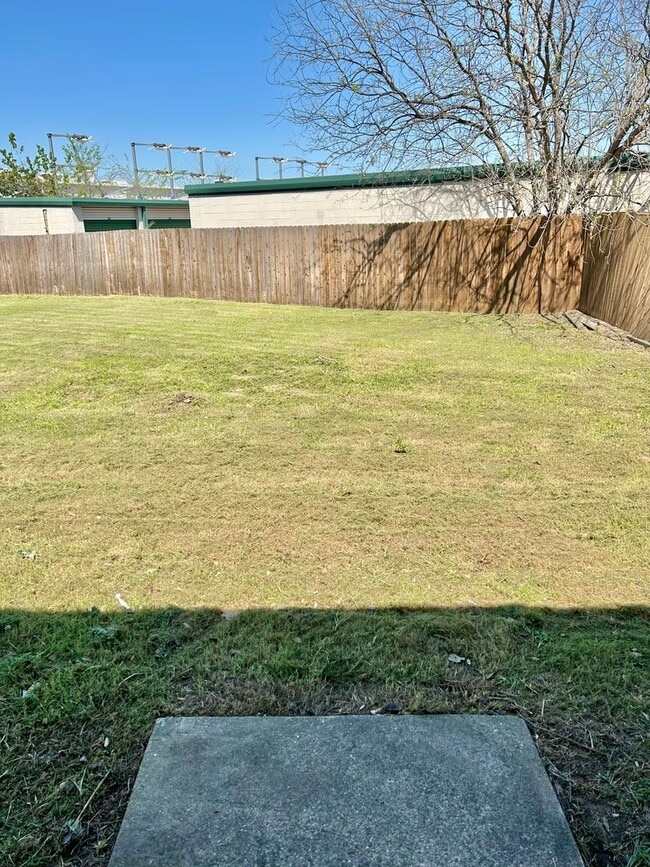 Building Photo - Charming Remodeled Duplex - Move- in READY!
