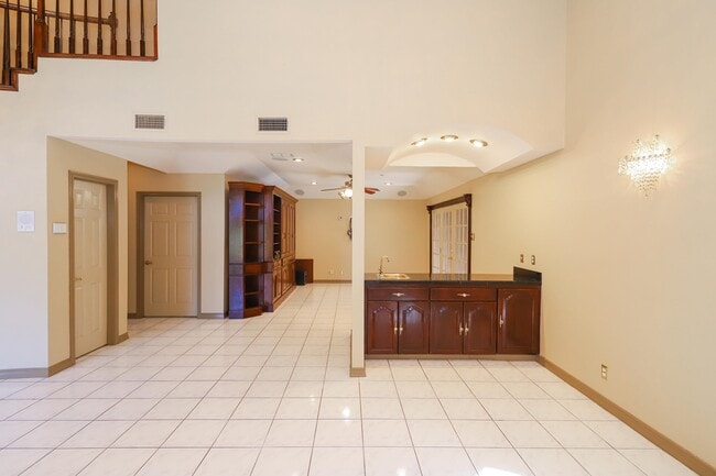 Building Photo - 503 W Avon Ct