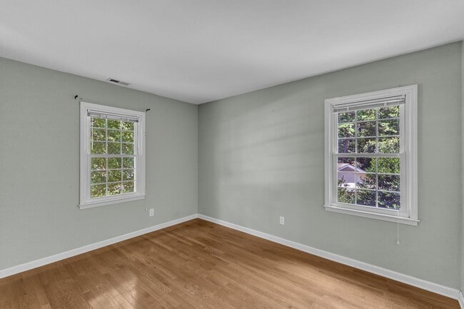 Building Photo - Cute 3/1.5 Close to RTP