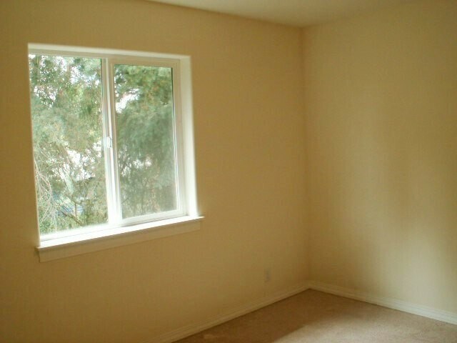 Building Photo - Beautiful Home on a Quiet Street Near Walk...