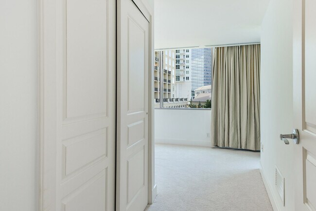 Building Photo - 700 Park Regency Pl NE