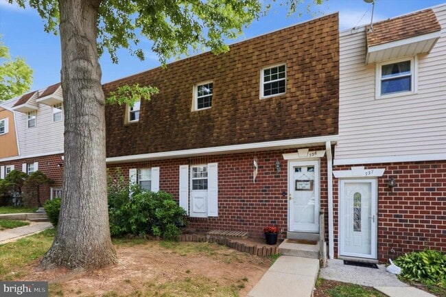 Building Photo - 736 Village Ln.