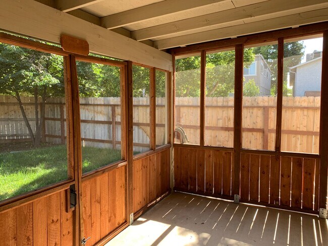 Building Photo - Updated 3 bedroom 2 bathroom close to Meriam Park!