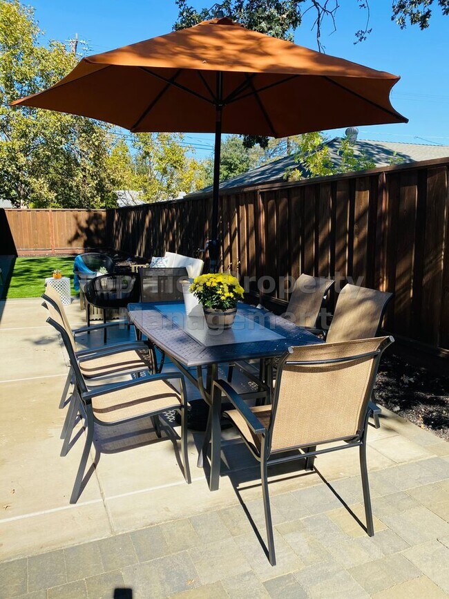 Building Photo - Beautifully updated 3 Bed / 2 Bath / 1,584...