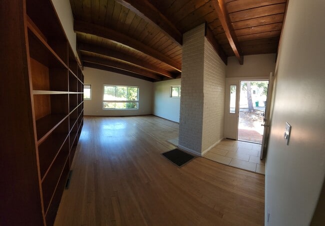 Building Photo - Large 5 Bedroom Home close to Poly Campus!!