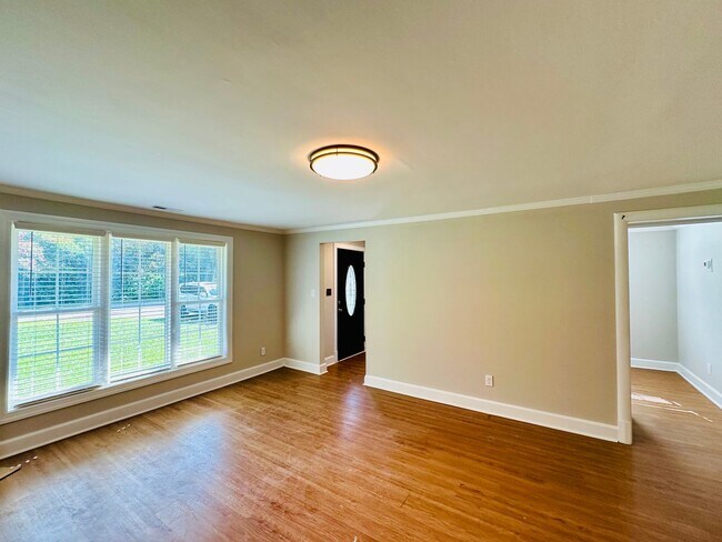 Building Photo - WILSHIRE BLVD - 4 Bedroom - minutes to UNCW!