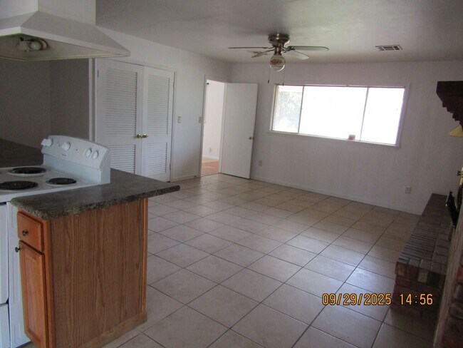 Building Photo - Very nice spacious home! No Carpet! Pet Fr...