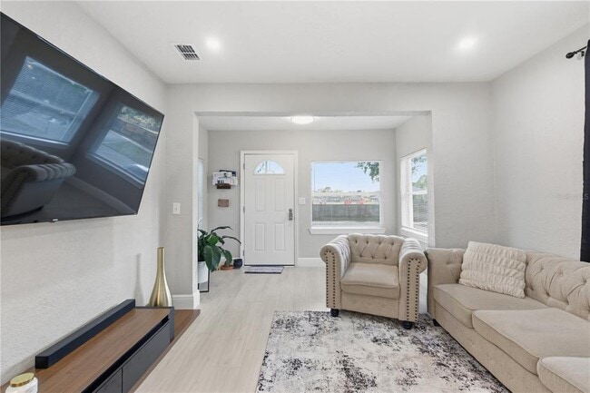 Building Photo - 2717 W Cherry St