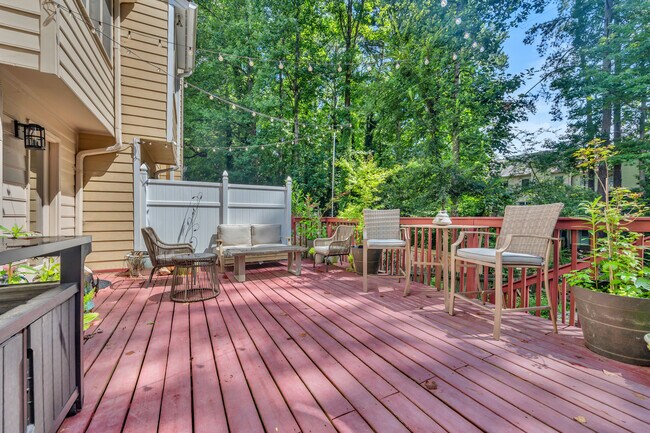 Building Photo - 586 Saint James Walk SE