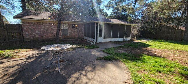 Building Photo - Fenced Yard - Close to Everything
