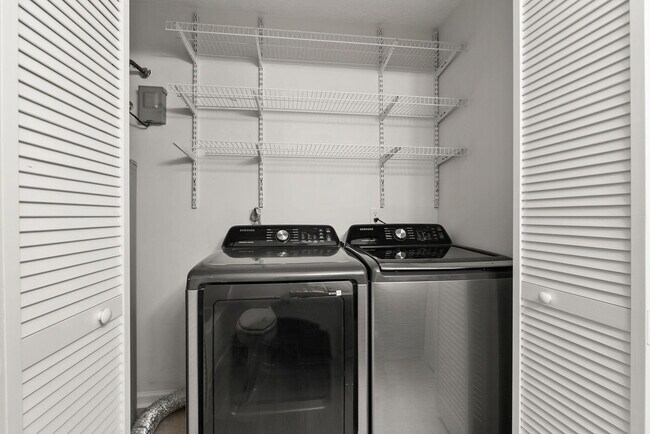 Building Photo - 2583 Woodhill Dr