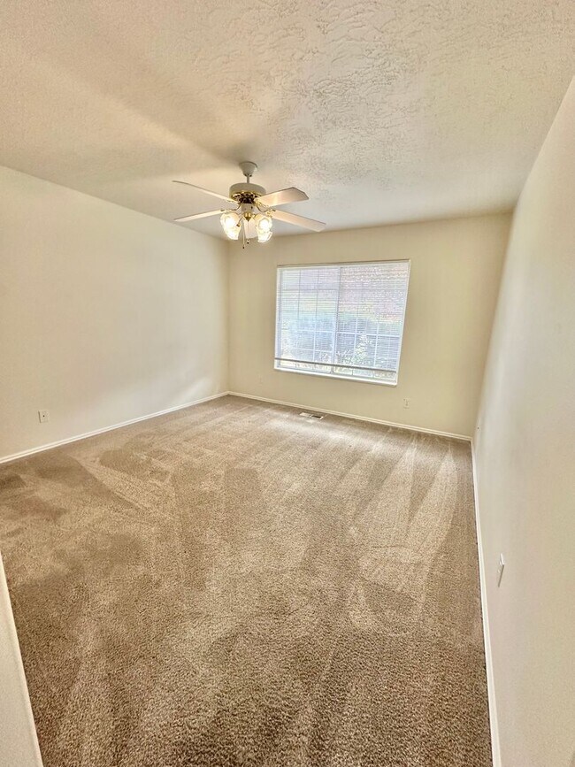 Building Photo - 4 bedrooms plus 2 additional areas. Price Reduced!!