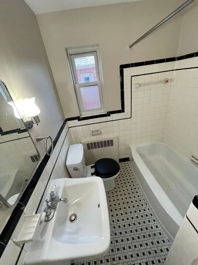Building Photo - Spacious 1 Bedroom Apartment with Garage S...
