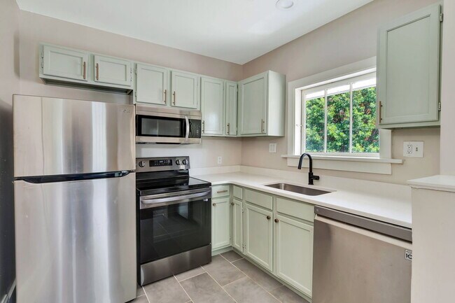 Building Photo - 621 Fortwood Pl