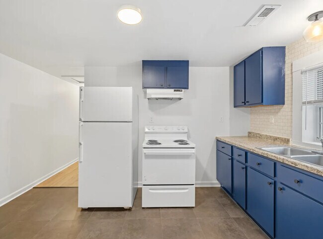Building Photo - 532 E Iredell Ave