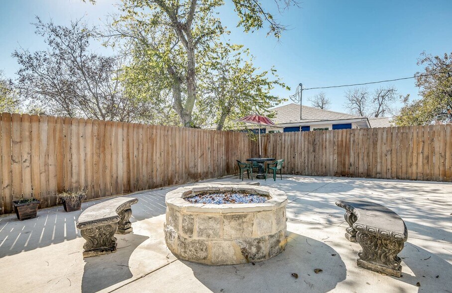 Building Photo - 730 S Mesquite Ave