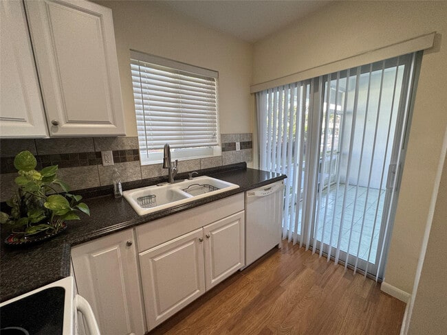 Building Photo - 2100 NE 38th St