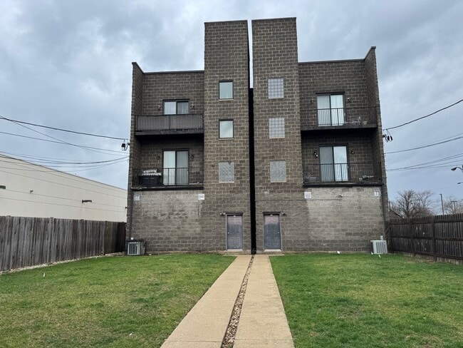 Building Photo - Luxurious, Galewood Penthouse Condo 3BR/2BA