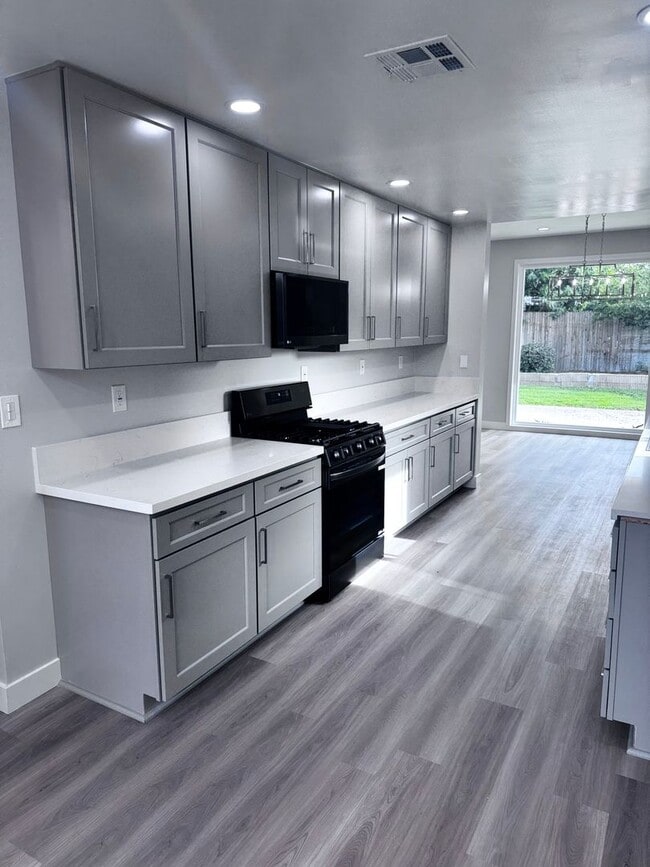 Primary Photo - Spacious 3 Bed 2 Bath in Enderle Gardens: ...
