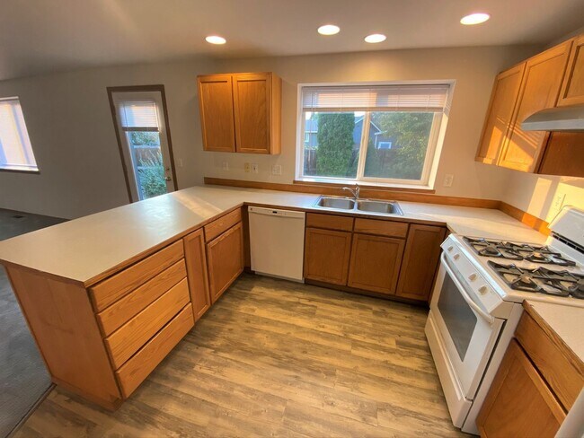 Building Photo - 3 Bed on Cul-de-sac with Great Backyard an...