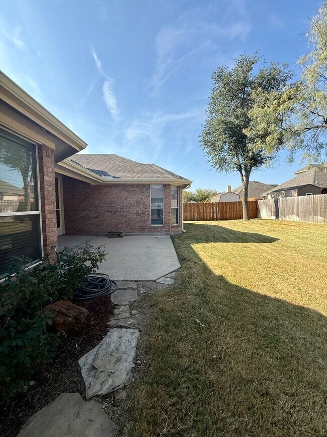Building Photo - 4/2/2 with Fireplace - Wonderful YARD - Community Pool