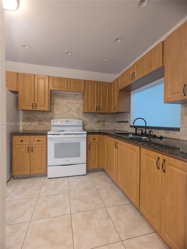 Building Photo - 448 Lakeview Dr