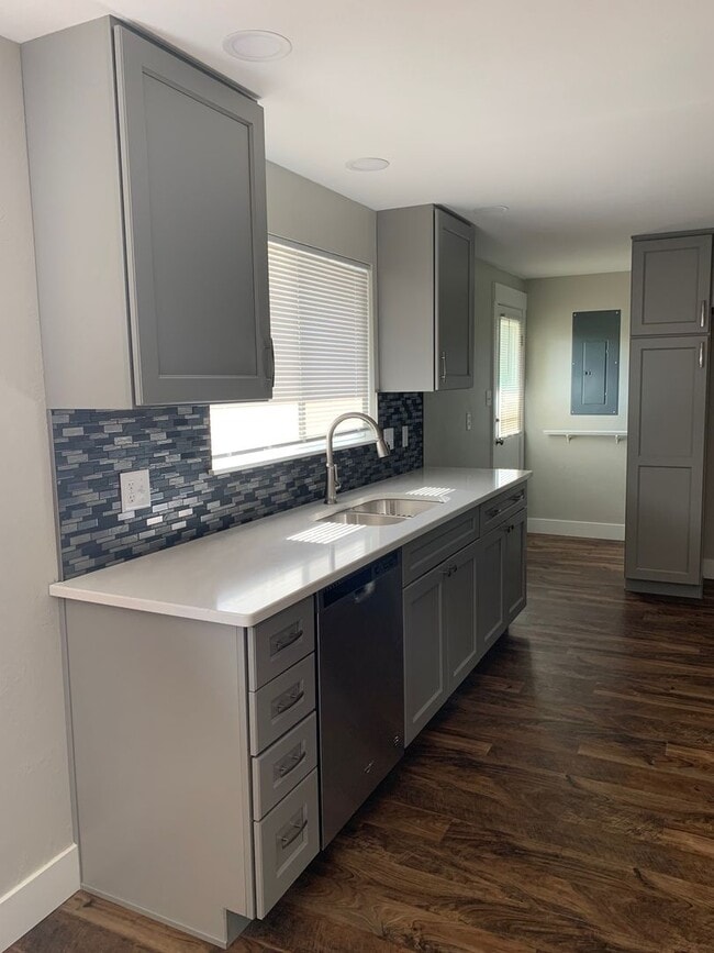 Building Photo - Beautiful 4 Bedroom 3 Bathroom Home in Wes...